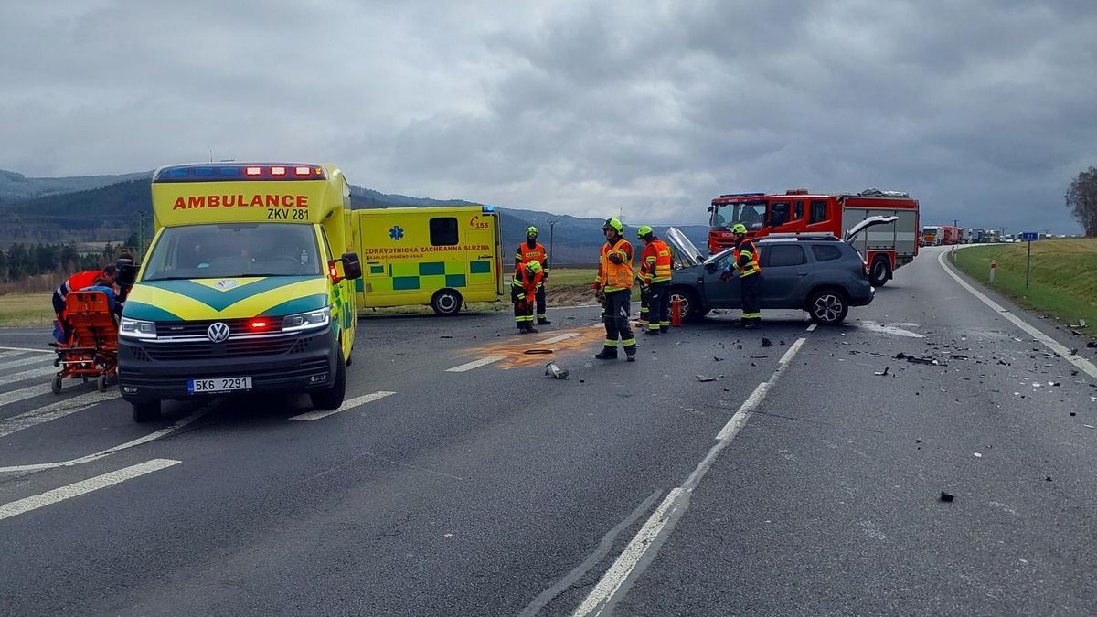 Tři zranění po srážce osobních aut na Chebsku
