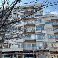 Dům má tři křídla, centrální s 6 patry je nejvyšší.