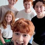 Rodina Weasleyova. Vepředu Alastair Stout alias Ron