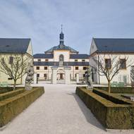 Pohled na Kuks z hospitální zahrady.