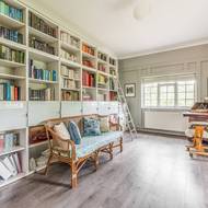 Propojení starého a moderního světa je všudypřítomné. V knihovně je to obzvláště dobře patrné, kde moderní knihovnu doplňuje historický sekretář.