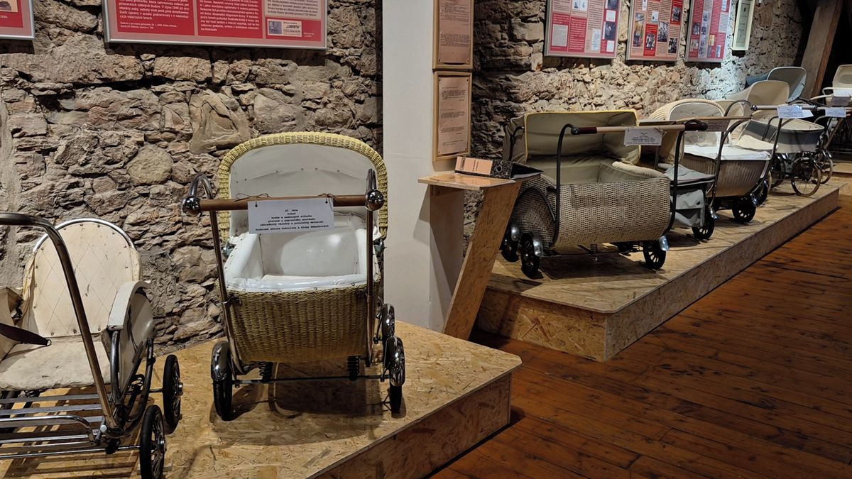 Mělnické muzeum představuje výstavu sta let kočárků Liberta