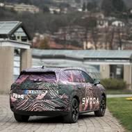 Mohutnost auta bez maskování umně maskují velké černé blatníky.