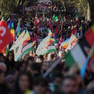 Hnutí „No Kings“ protestovalo i jinde po světě. V Římě šlo hlavně o protiválečnou demonstraci. 