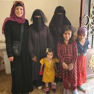 Mnohé ženy ztratily své muže, mnohé dívky ztratily otce. Uživit velkou rodinu není pro ovdovělou ženu snadné nikde na světě, natož v zemi, kde se válčí.