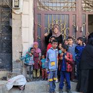 Sabina Addailamy s dětmi a ženami, které chodí do jídelny.