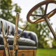 Dvě páky sloužily coby řazení a ruční brzda