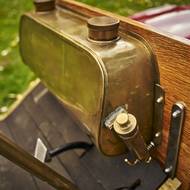 Palivovou nádrž měla Voiturette A tam, kde mají dnes auta palubní desku.