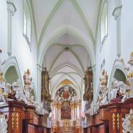 Bohatý interiér baziliky v areálu zámku Žďár nad Sázavou.