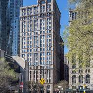 Byt zabírá nejvyšší podlaží této budovy.