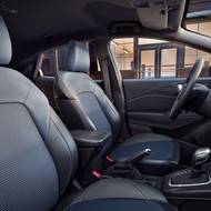 Kabina edice BlueCruise s modro-černým čalouněním.