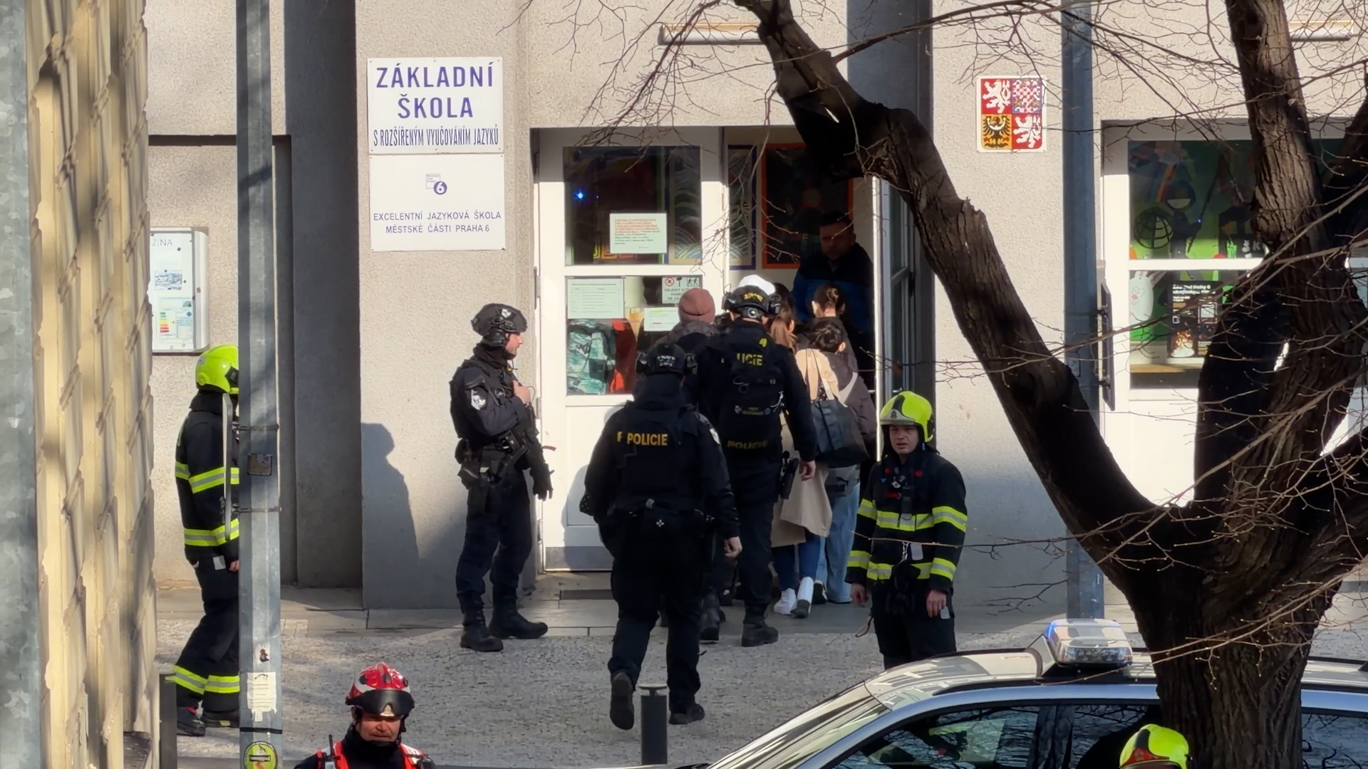 Cảnh sát tại trường học ở Prague 6 evacuate hàng trăm người do thông báo ẩn danh