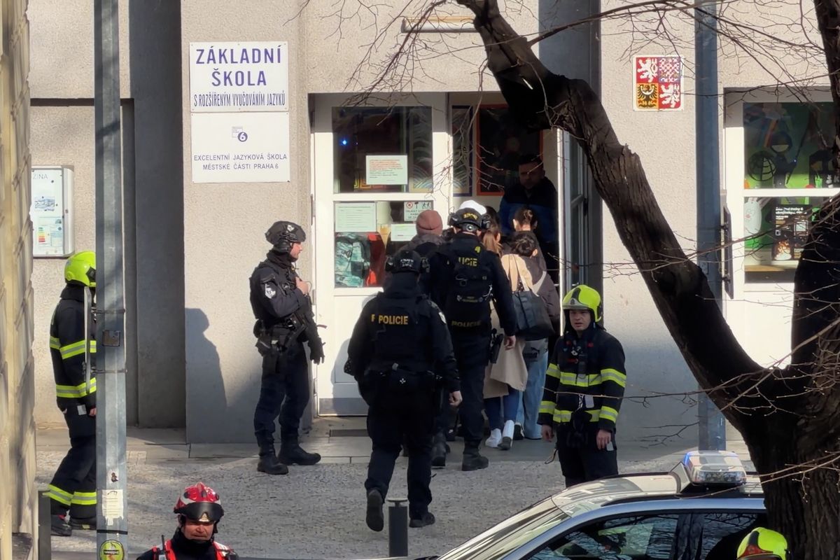 Policie na školách v Praze 6 evakuuje stovky lidí kvůli anonymnímu oznámení