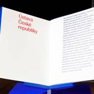 Pro slavnostní provedení vzniklo i speciální písmo. Jmenuje se Democratia a autoři ho plánují bezplatně zpřístupnit. 