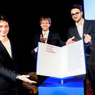 Nové provedení Ústavy se vybíralo v soutěži. Autory vítězného návrhu  jsou Ondřej Báchor, Matěj Činčera a Jan Novák.