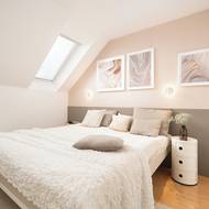 Nové je v domě nyní všechno, včetně hlavní ložnice.