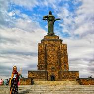 Matka Arménie v Jerevanu je 23 metrů vysoká sochy ženy bojovnice. V rukou drží meč a u nohou jí leží štít.