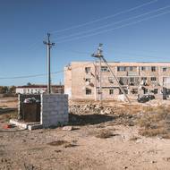 V ulicích Kazachstánu jsou k vidění nablýskaná auta světových značek, stejně jako sídliště, která pamatují opravdu hodně. 