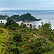 Chata těží z nádherného prostředí. Ne nadarmo je v okolí spousta pronajímaných objektů.