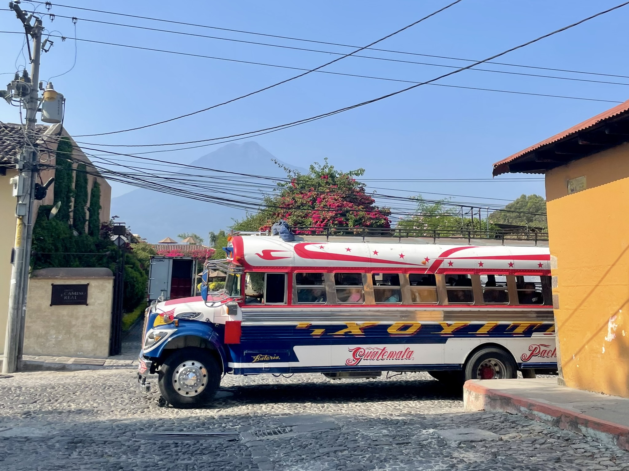 Zážitek, na který už nikdy nezapomenete. Jízda guatemalskými chicken busy prověří odvahu