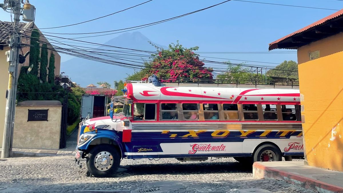 Zážitek, na který už nikdy nezapomenete. Jízda guatemalskými chicken busy prověří odvahu