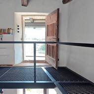 Výstup na pavlač v patře