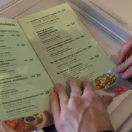 Cestující mohou během jízdy ochutnat i polská jídla, která jsou běžnou součástí nabídky v těchto vlacích.