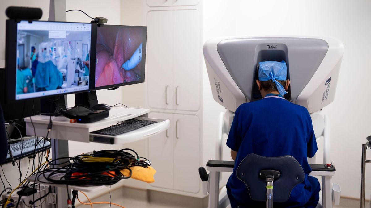 Britský chirurg operoval pacienta na vzdálenost přes 1600 kilometrů