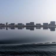 Za hraniční řekou Yalo je severokorejské město Sinuidžu, i tam se v posledních letech intenzivně stavělo. 