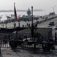 Nábřeží v Tan-tungu. I s baterií protivzdušné obrany. 