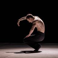 Kostýmní zkouška představení Avant-Garde, které mělo v Národním divadle premiéru 12. března 2026. Tanečník Patrik Holeček