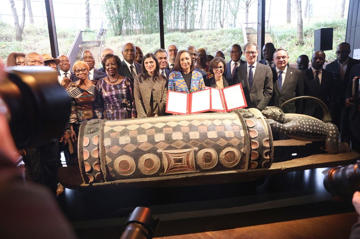 Francie po 110 letech Pobřeží slonoviny vrátila ukradený posvátný mluvící buben