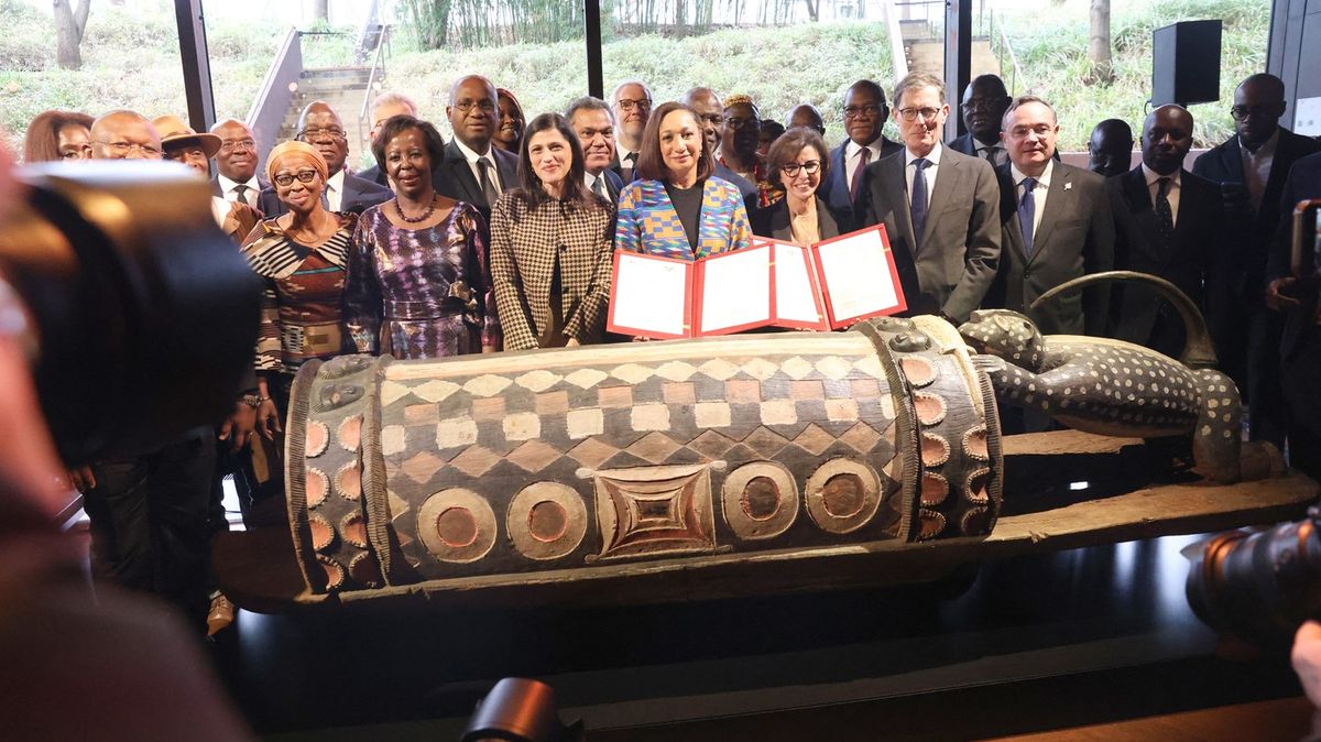 Francie po 110 letech Pobřeží slonoviny vrátila ukradený posvátný mluvící buben