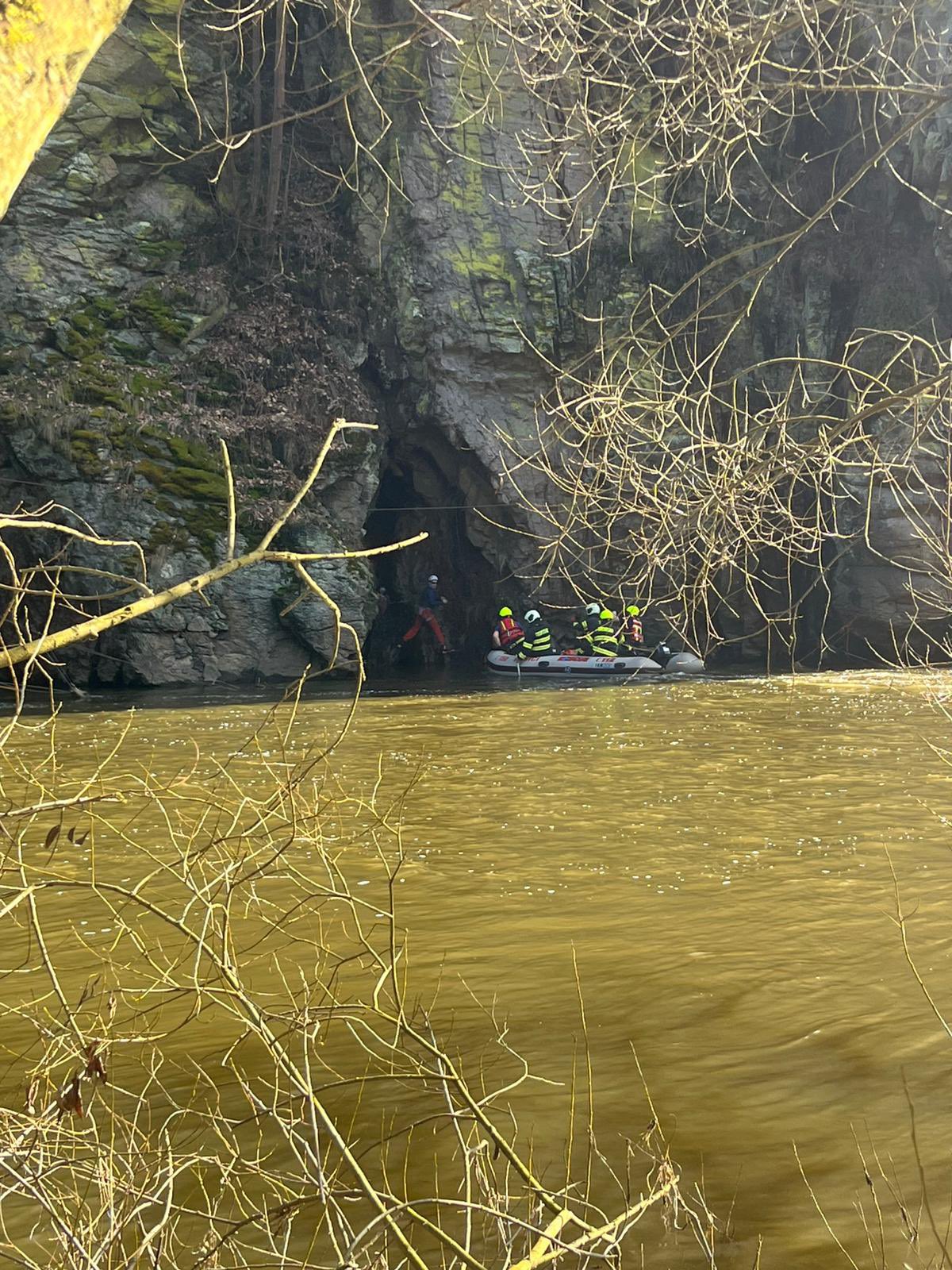 Hai cô gái được cứu