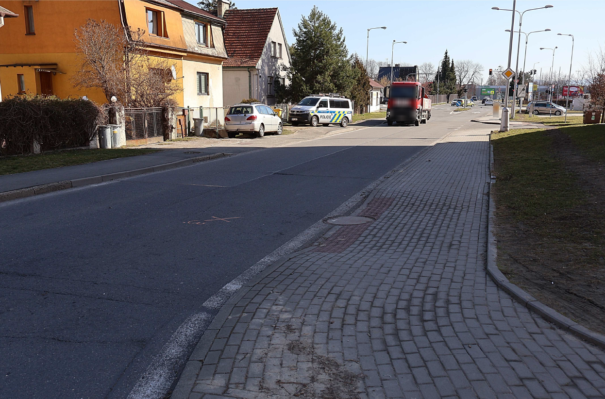Auto ve Frýdku-Místku srazilo vozíčkářku. Řidič ujel, hledá ho policie