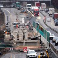 Místo mostu je velká díra. Doprava na D1 je svedena na druhou část vozovky.