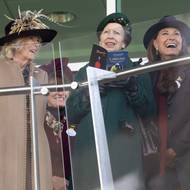 Královna Camilla, princezna Anne (uprostřed) a matka princezny Kate Carol Middletonová se během festivalu skvěle bavily.