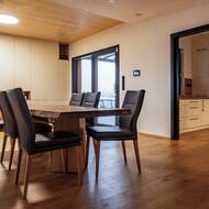 Velká obytná místnost je propojená s kuchyní.