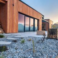 Pohled na dřevostavbu ze zahrady