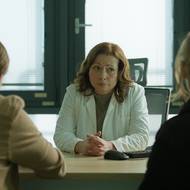 Gabriela Míčová v roli lékařky, která musí protagonistům sdělit špatnou zprávu.