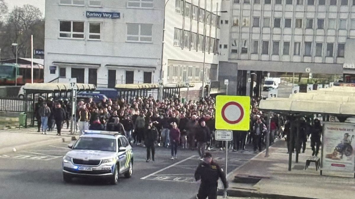 Němečtí fanoušci pochodovali Karlovými Vary. Zastavili se cestou na regionální derby