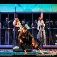 Dramatická scéna v umrlčí komoře, v popředí Michal Kováč jako taneční umrlec.