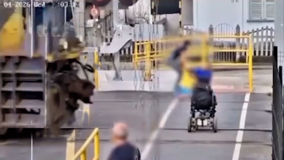 Vteřiny od smrti: Brazilec na vozíku uvázl na železničním přejezdu, ze záběrů mrazí