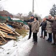 Obyvatelé rodinných domů v osadě u ostravské huti ukazují nepořádek, které zde firmy dělají.