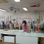 Přízemí klubu je zaplněné maketami.