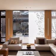 Obývací pokoj je oproti okolním zónám hlavní obytné místnosti zanořený o něco níže.