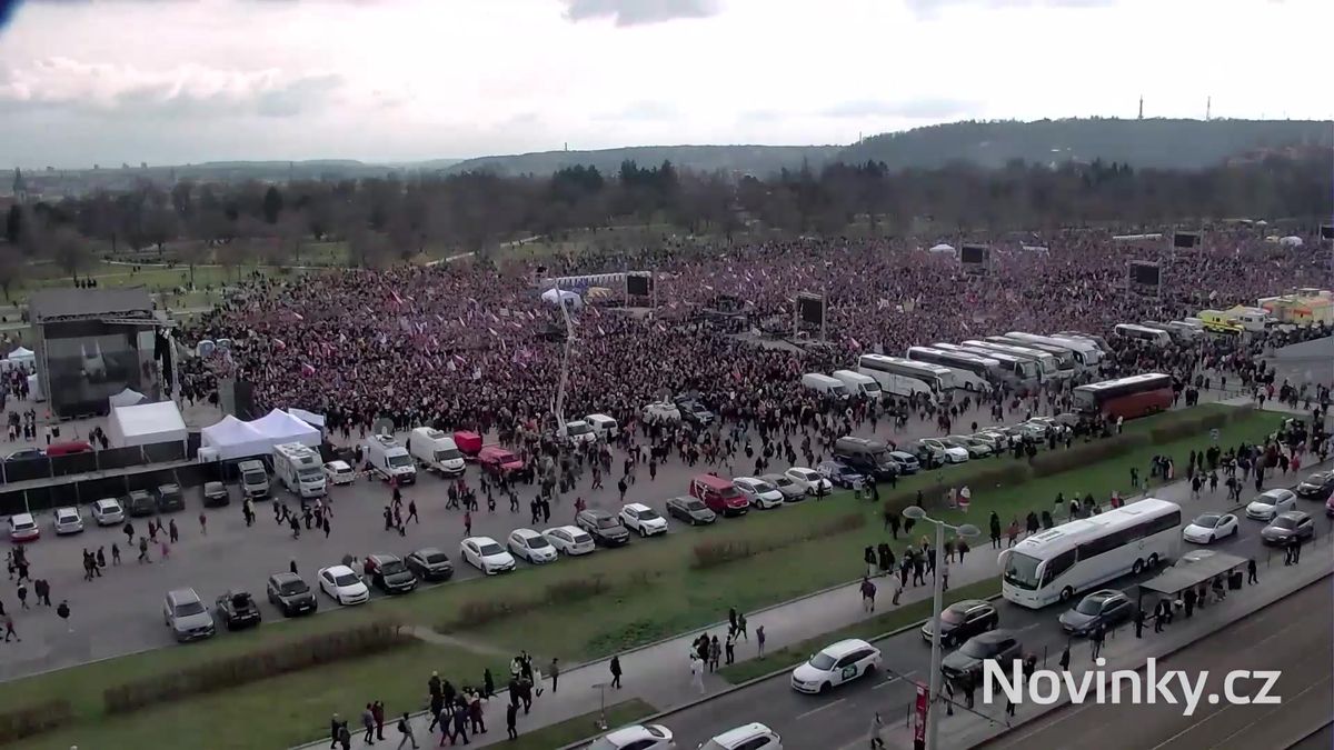 Čtvrt milionu lidí. Natočili jsme časosběr, jak se plnila Letná