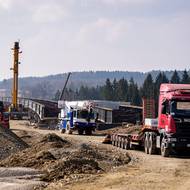 Během příštích měsíců dovede estakáda dálnici D3 o kousek blíž k hranicím. 