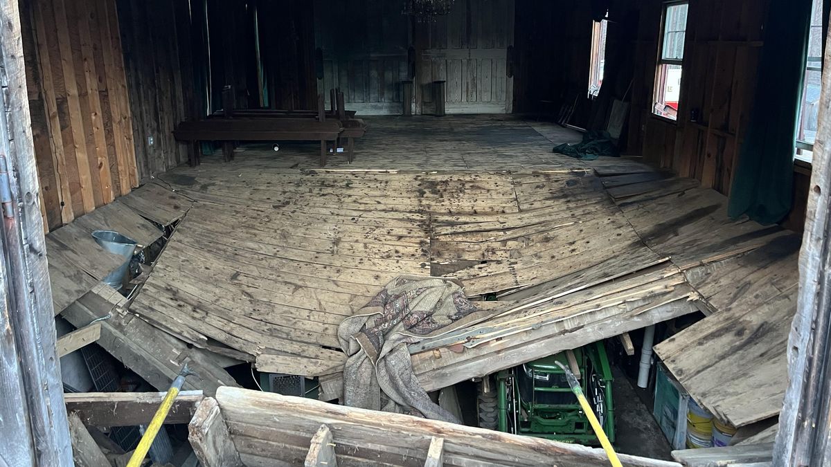 Podlaha sálu se během svatby v USA zřítila pod tíhou 144 hostů