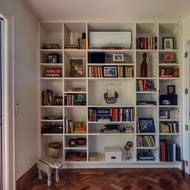 Vtipným nápadem je zakomponování klimatizace do knihovny.